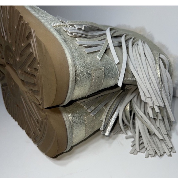 UGG Short Fringe Silver Glitter Boots Size 9 Excellent preowned condition - Picture 3 of 5